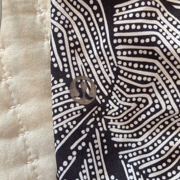 Printed Lululemon shorts, size 8 - Picture 3 of 5